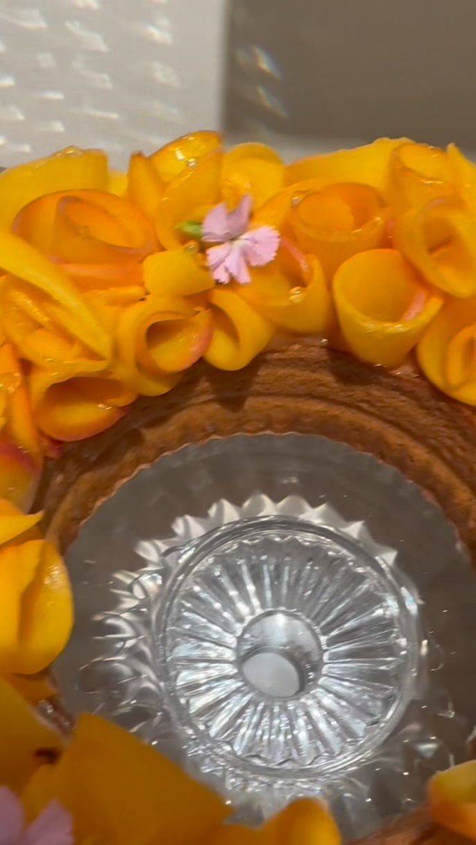 Karamel peach tart decorated with peach curls and edible flowers